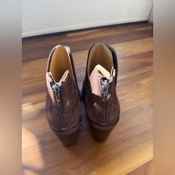 Vince Camuto Gigietta Brown Suede Western Ankle Booties NWOT Size 8 - Picture 5 of 10